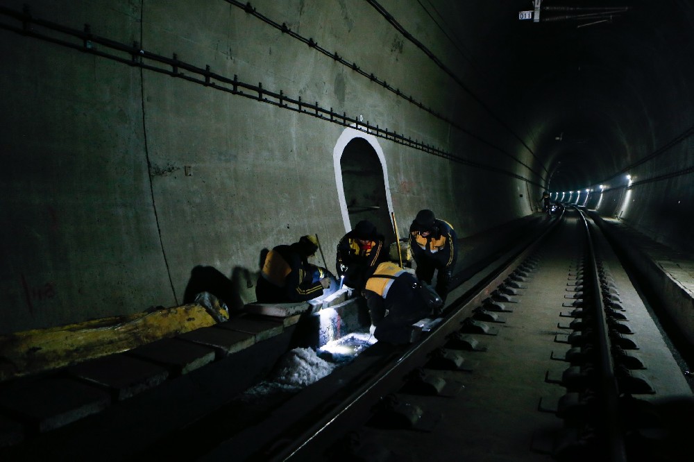 玉树铁路运营隧道病害现状